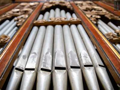 ... e ospita un imponente organo settecentesco in attesa di restauro
